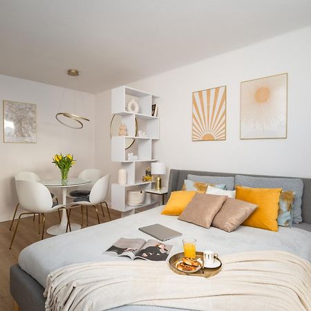 Gold Premium Central Suite 950 M To Central Station Parking Варшава Екстериор снимка