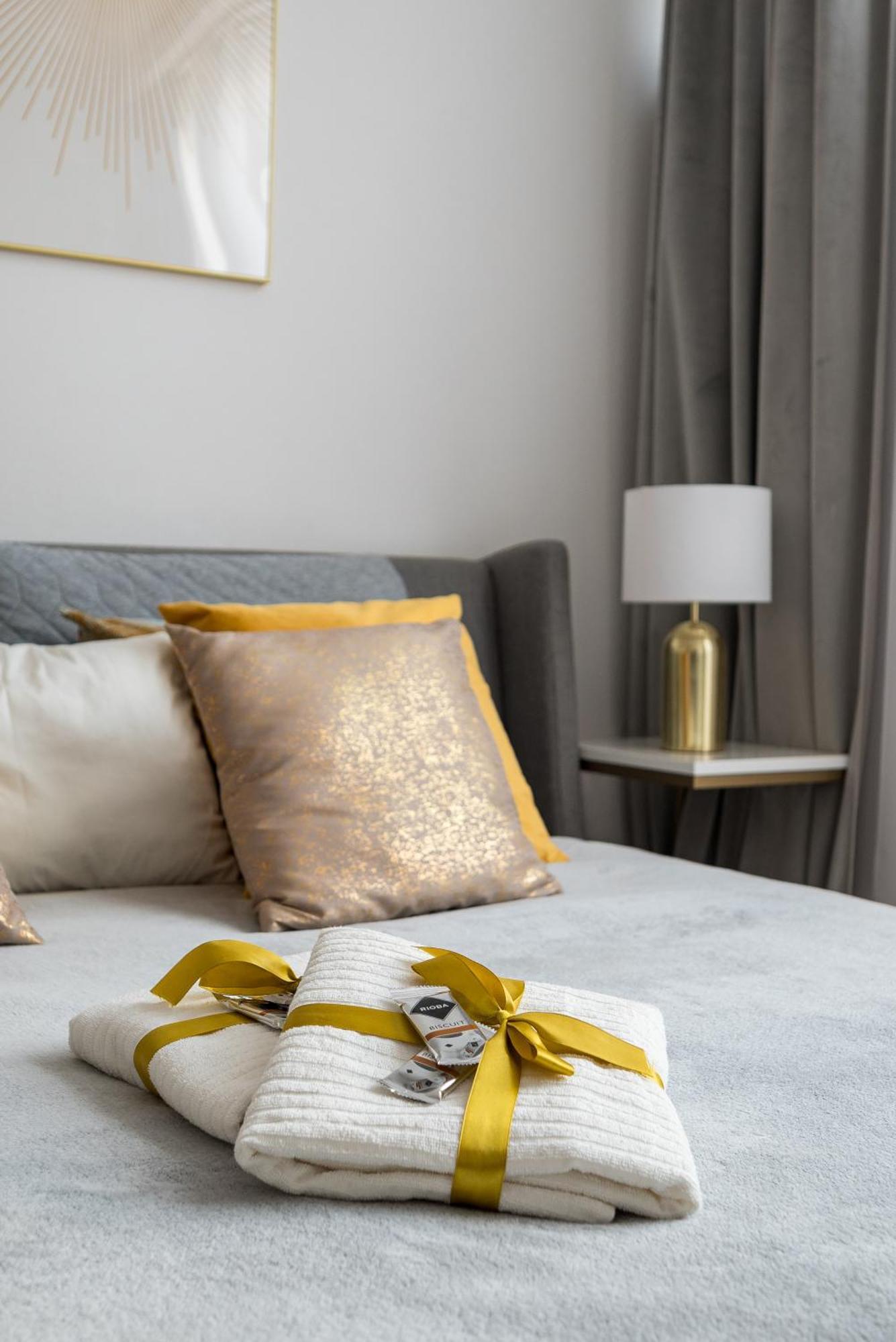 Gold Premium Central Suite 950 M To Central Station Parking Варшава Екстериор снимка