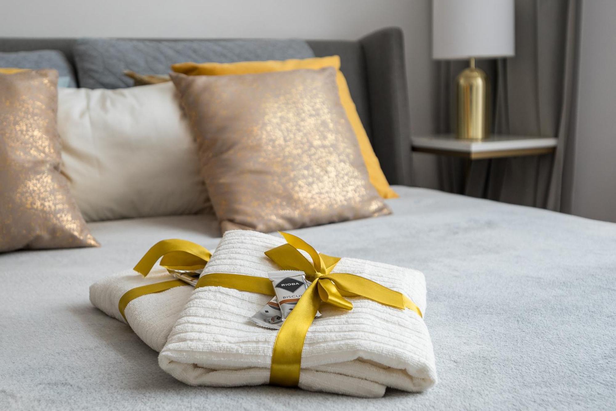 Gold Premium Central Suite 950 M To Central Station Parking Варшава Екстериор снимка